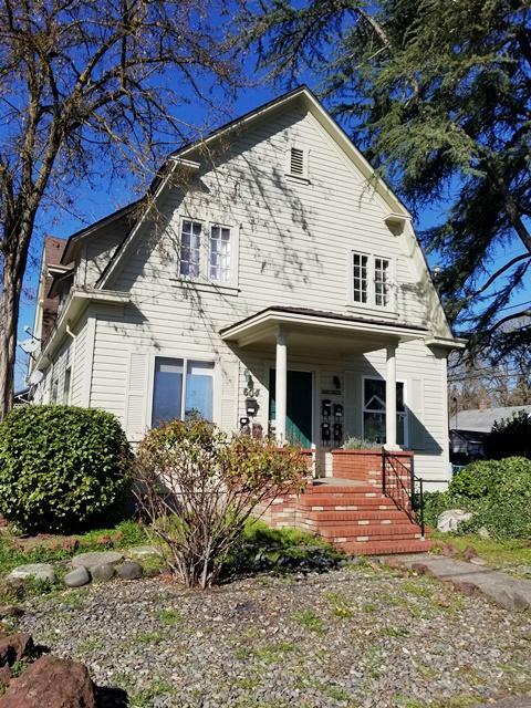 Property Photo:  604 NW 4th Street  OR 97526 