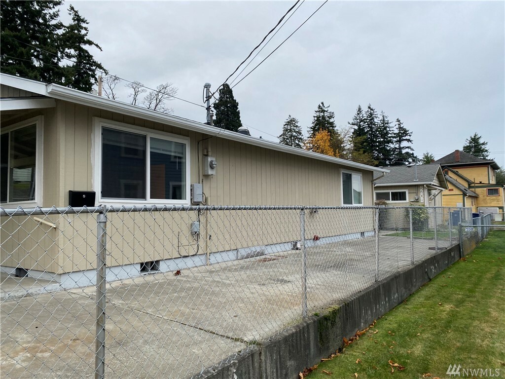 Property Photo: 520 E Highland Ave WA 98273