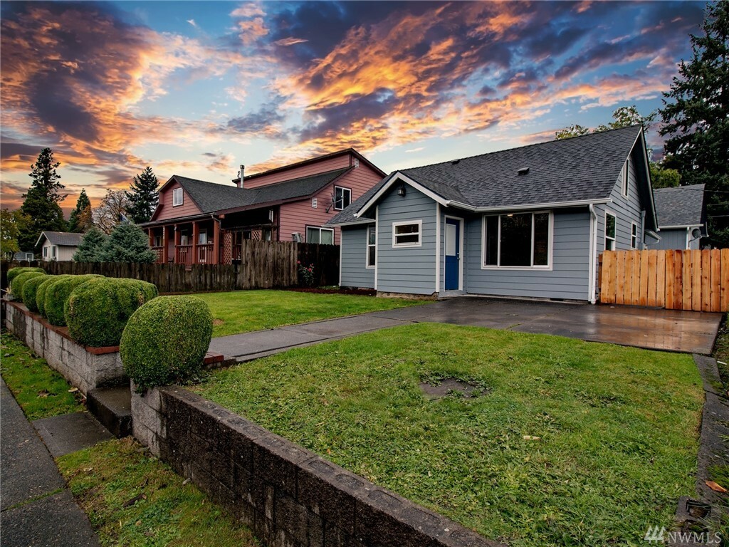 Property Photo:  316 15th Ave  WA 98632 