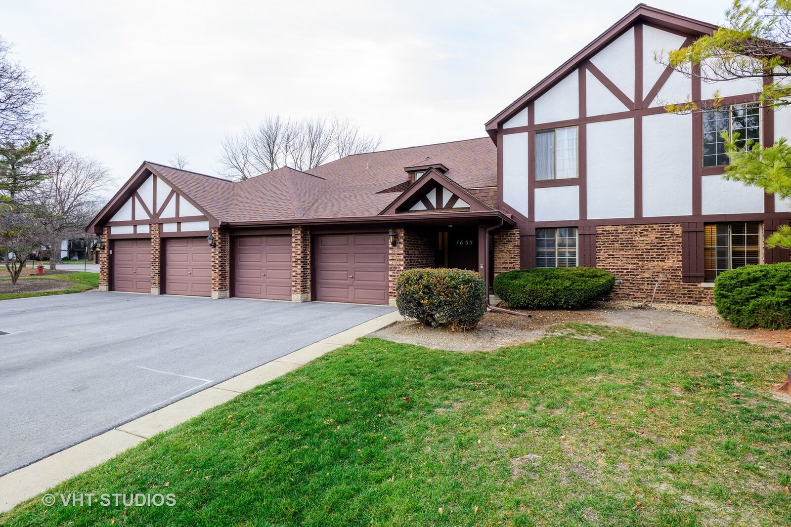 Property Photo: 1605 Thames Court 2704-D IL 60189