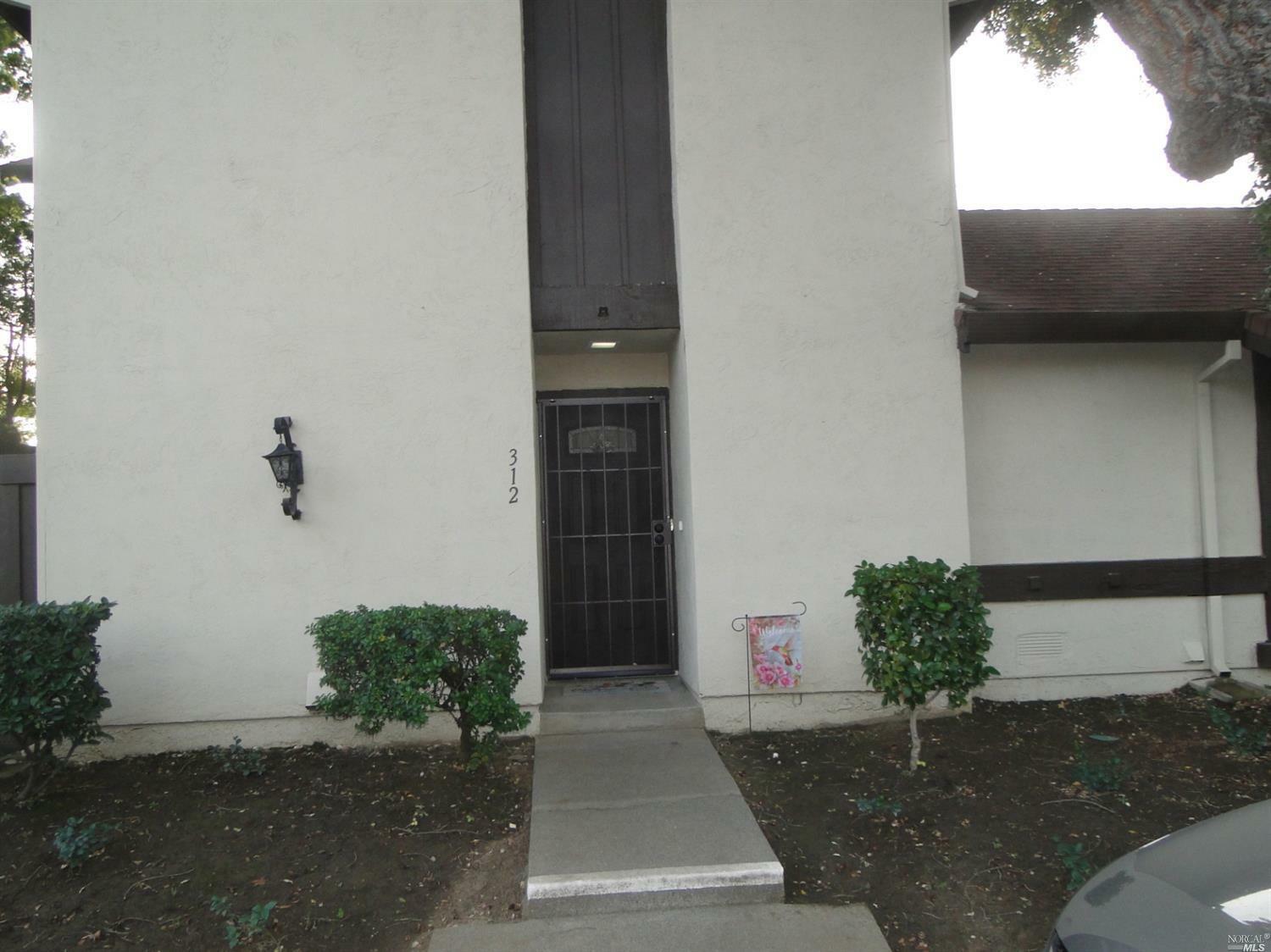 Property Photo: 312 Creekview Court CA 95688