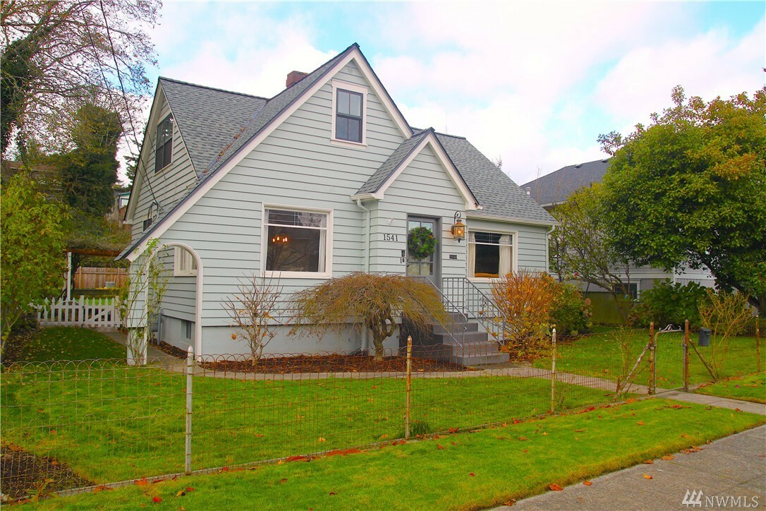 Property Photo:  1541 Park Ave  WA 98312 