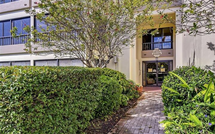 Property Photo:  225 Hourglass Way 101  FL 34242 