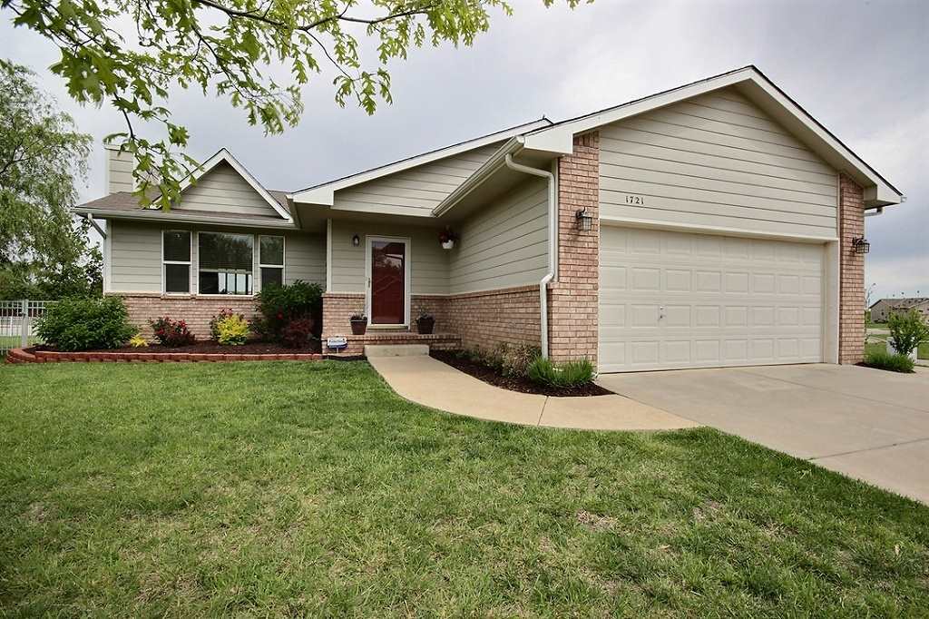 Property Photo:  1721 N Hawthorn Ct  KS 67002 