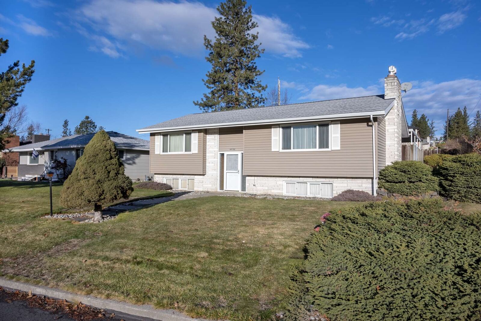Property Photo: 4806 W Rosewood Ave WA 99208-373