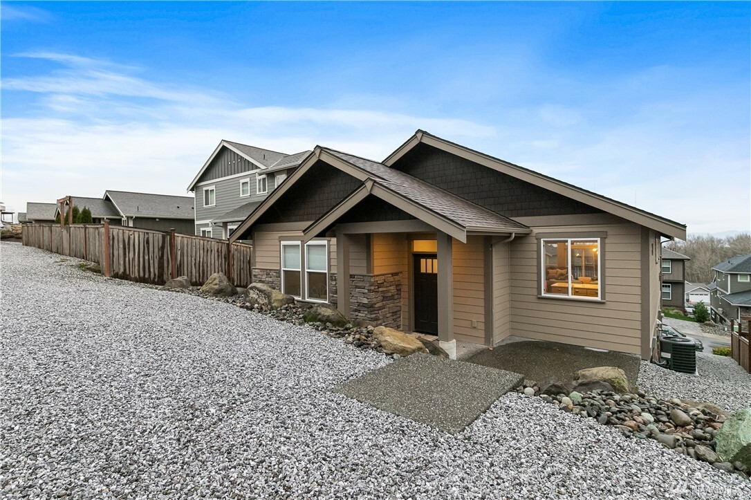 Property Photo:  809 Blackstone Ct  WA 98226 