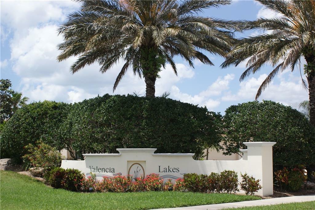 Property Photo: 121 Valencia Lakes Drive FL 34292