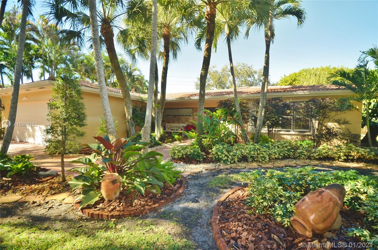 Property Photo: 15310 Dunbarton Pl FL 33016