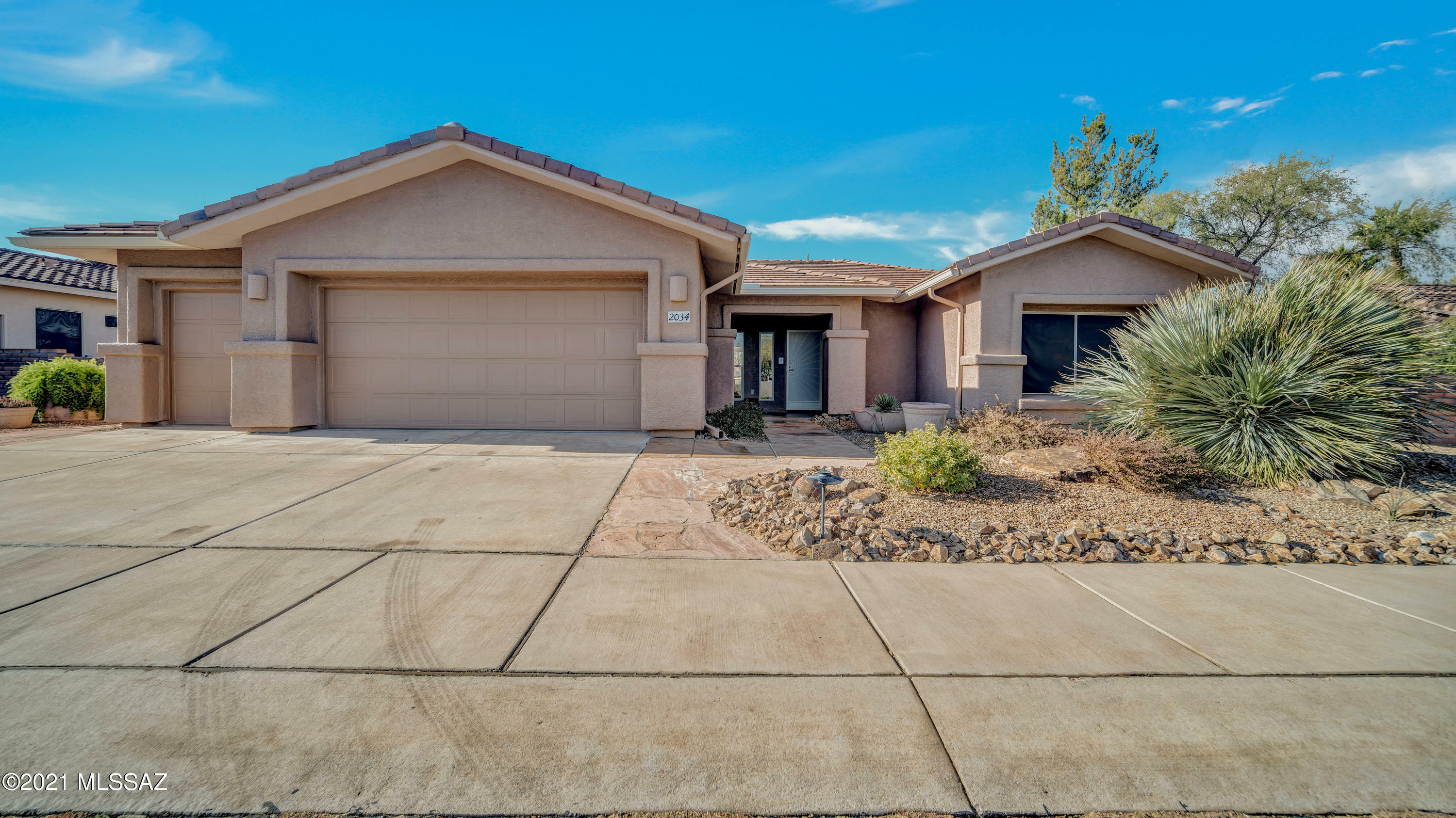 Property Photo:  2034 E Longspur Place  AZ 85614 