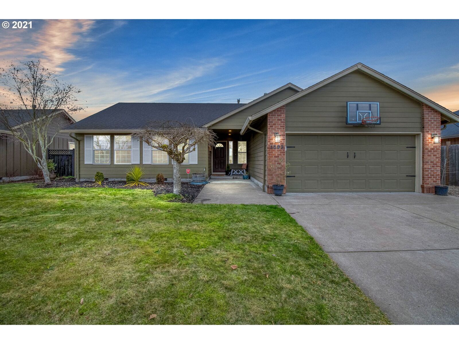 Property Photo: 1592 Iron Horse Rd OR 97402