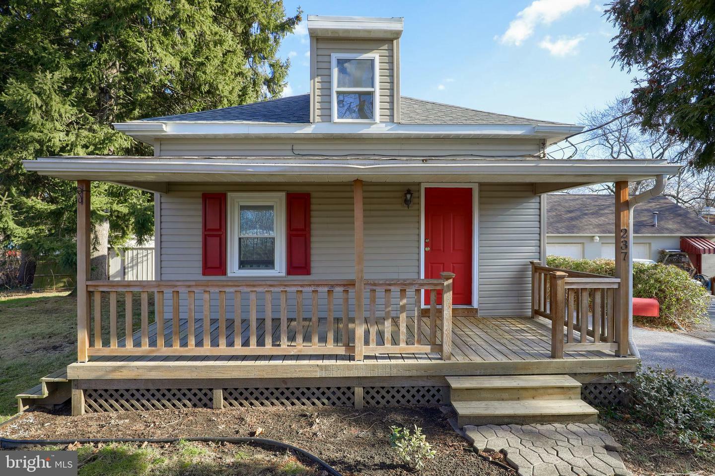 Property Photo:  237 Oak Road  PA 17554 