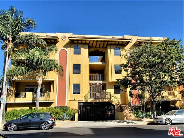 Property Photo:  850 N Hudson Ave 102  CA 90038 