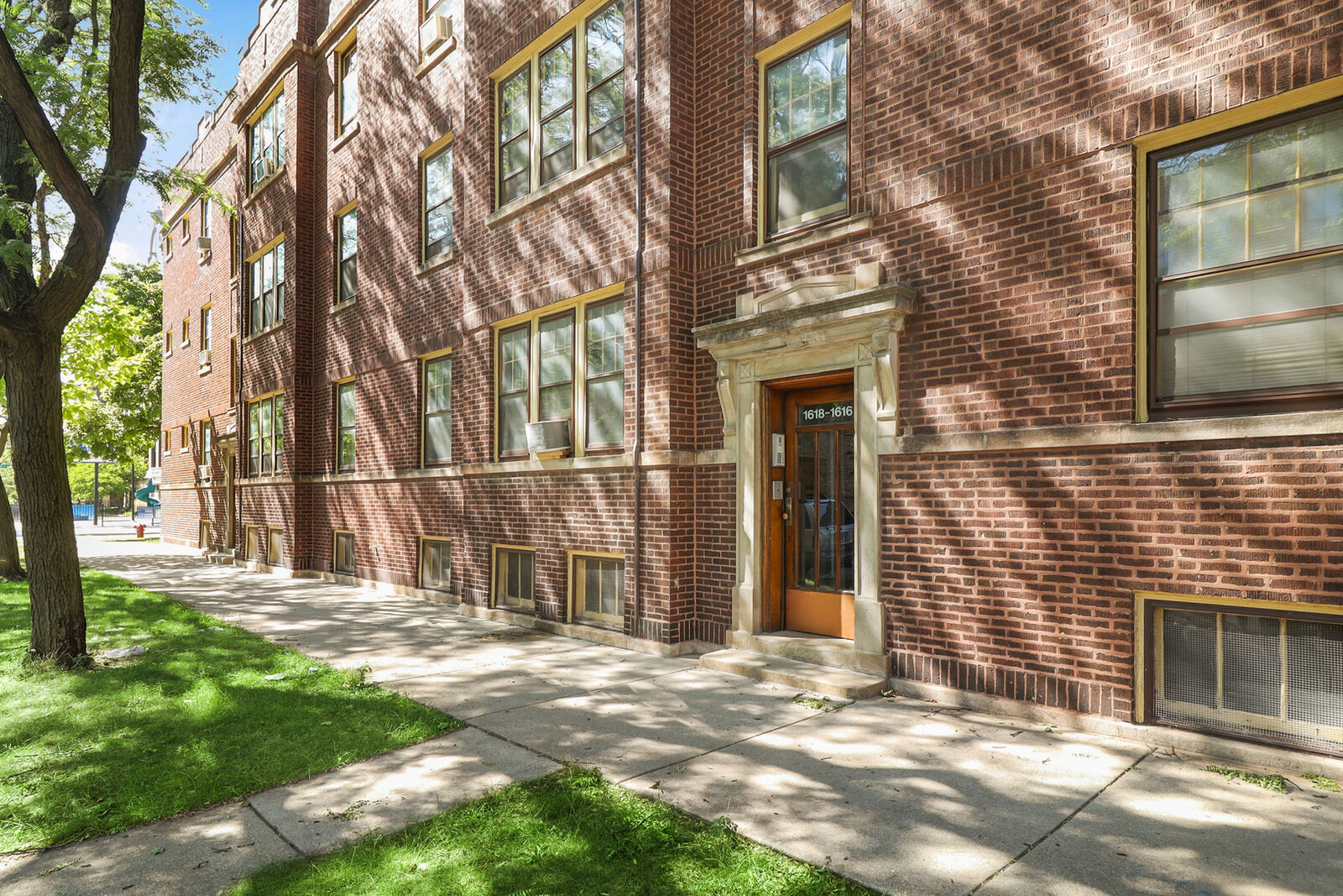 Property Photo:  1618 W Cornelia Avenue 2  IL 60657 