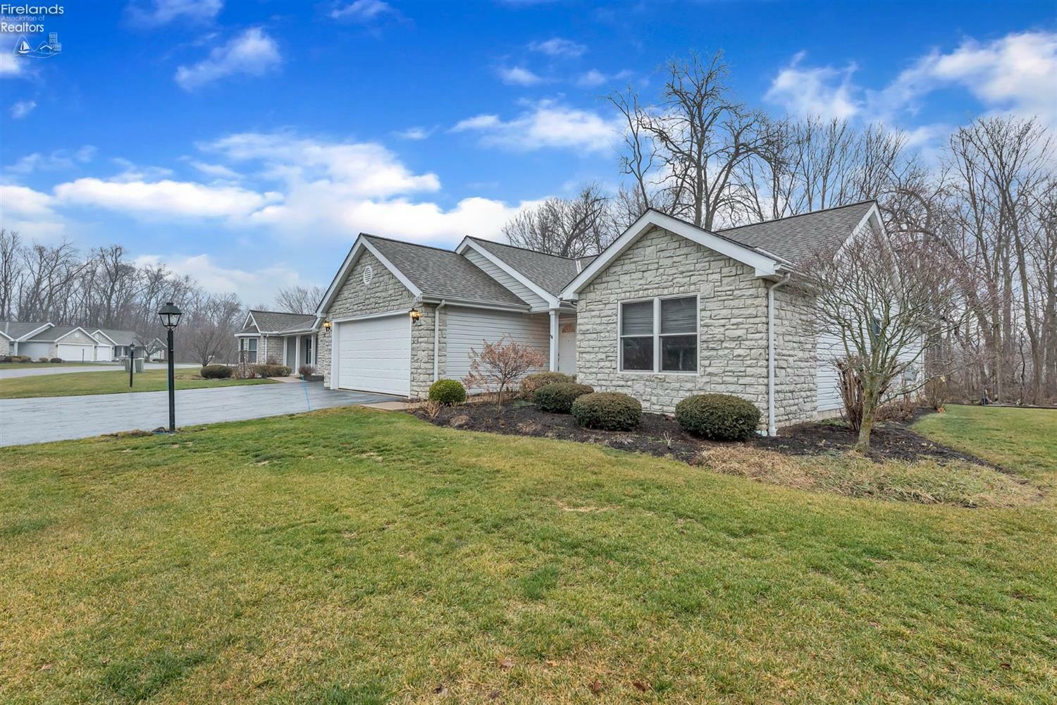 Property Photo:  627 N Vineyard Circle  OH 43452 