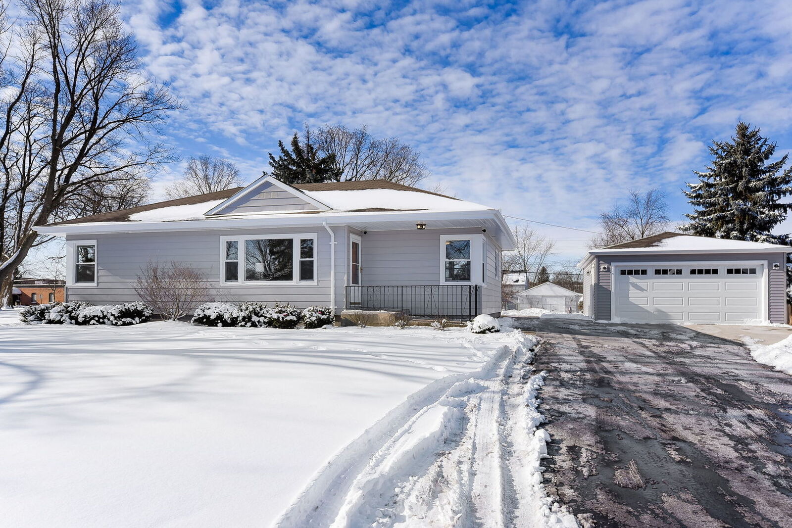 Property Photo:  1S336 Buttercup Lane  IL 60181 