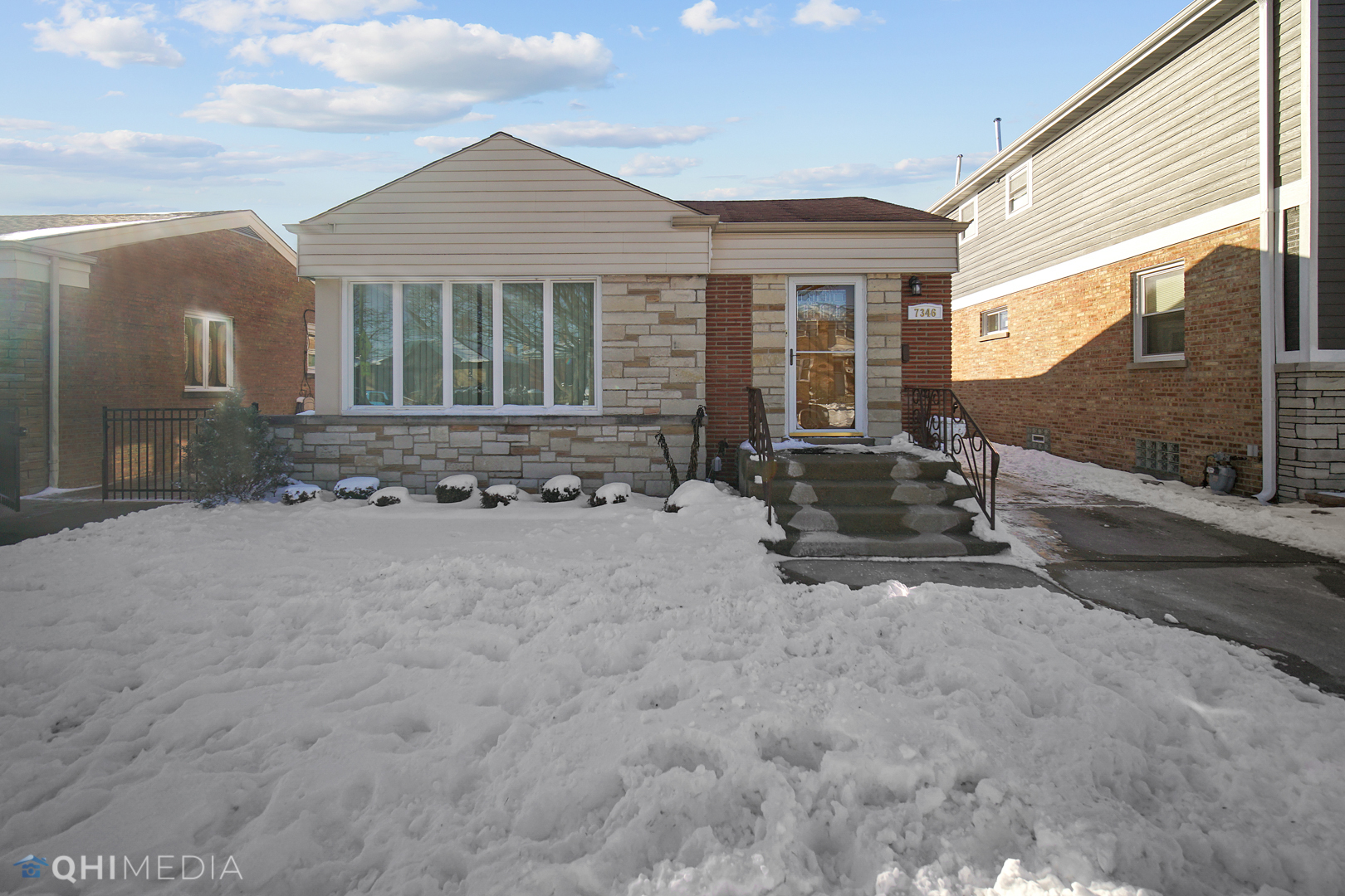Property Photo: 7346 N Oriole Avenue IL 60631