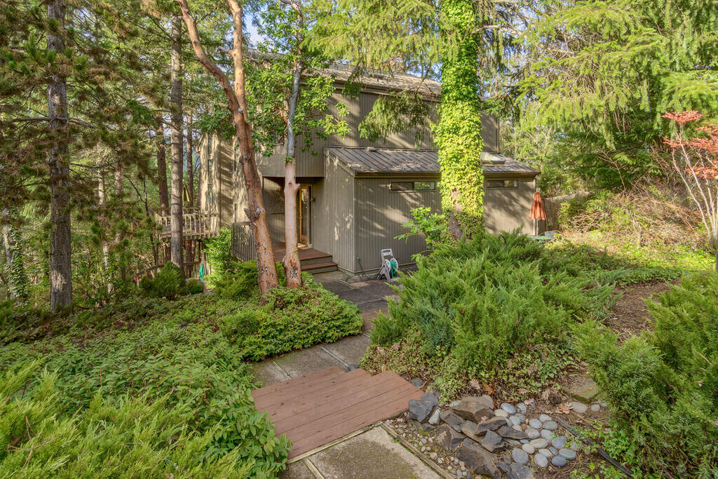 Property Photo: 330 Laurelwood Drive OR 97530