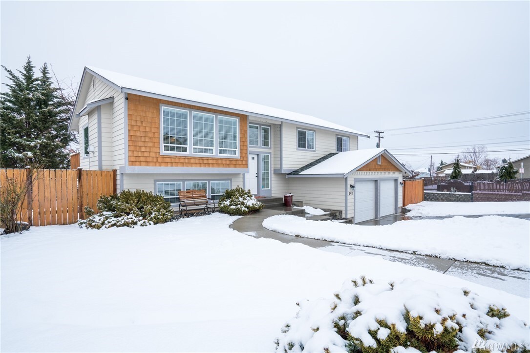 Property Photo:  542 Saddle Rock Lp  WA 98801 