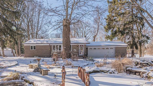 Property Photo:  15451 Oak Drive  MI 48154 