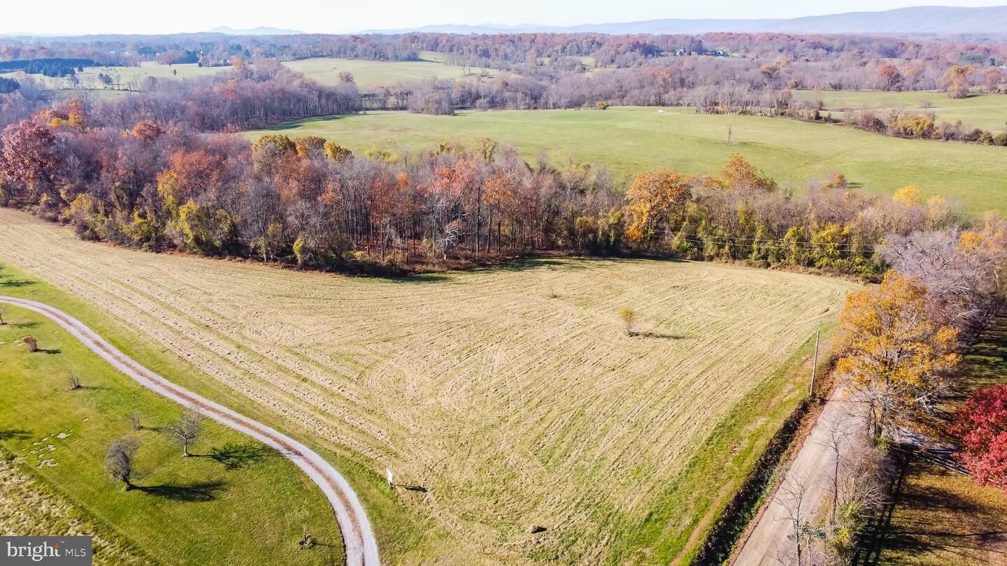 Property Photo: 35405 Poor House Lane VA 20141