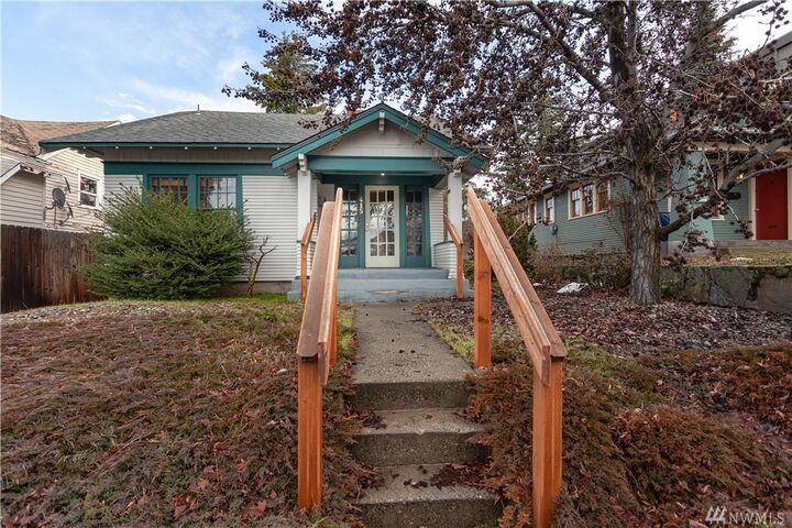 Property Photo:  415 King St  WA 98801 