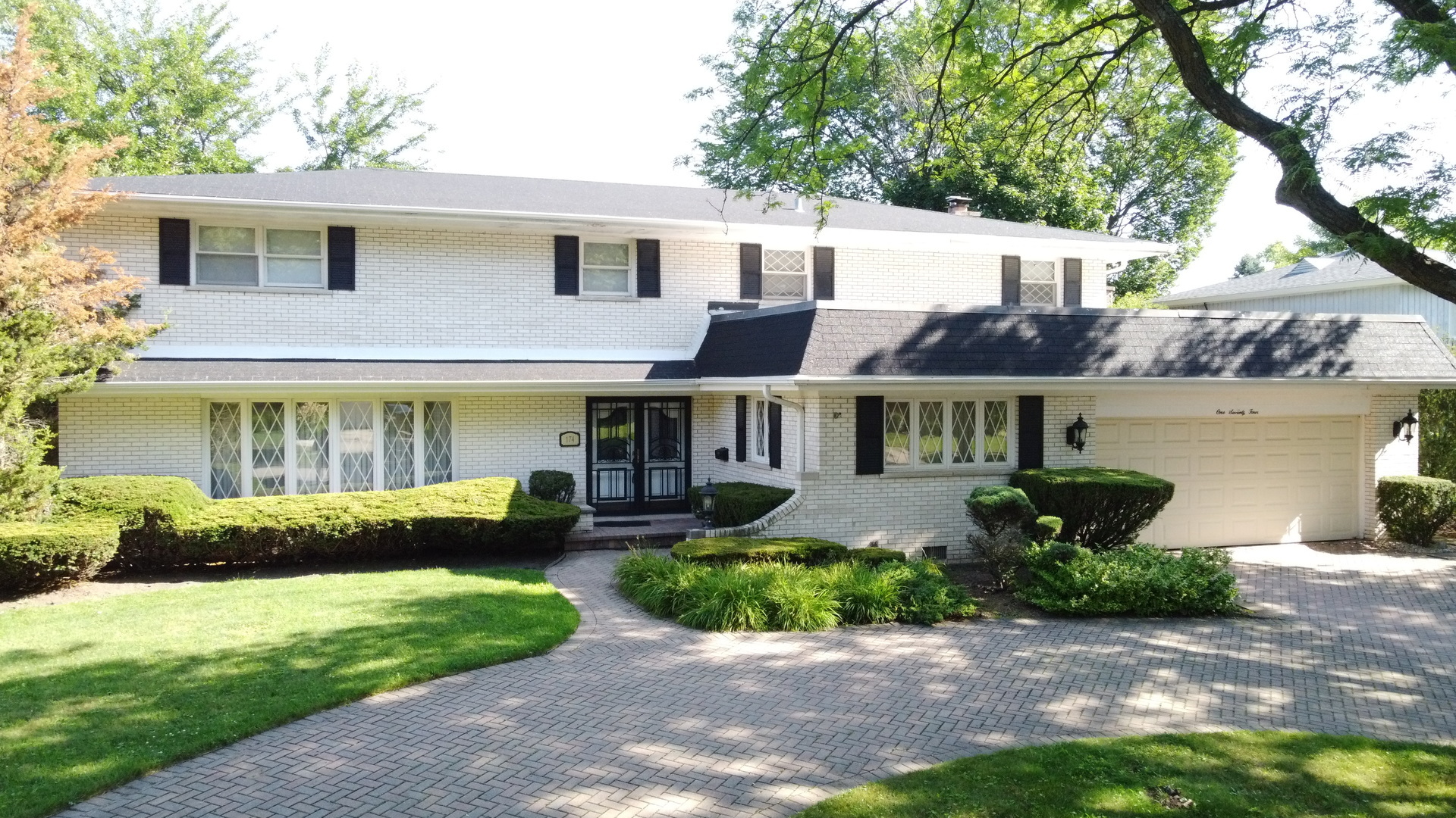 Property Photo: 174 E Edgemont Lane IL 60068
