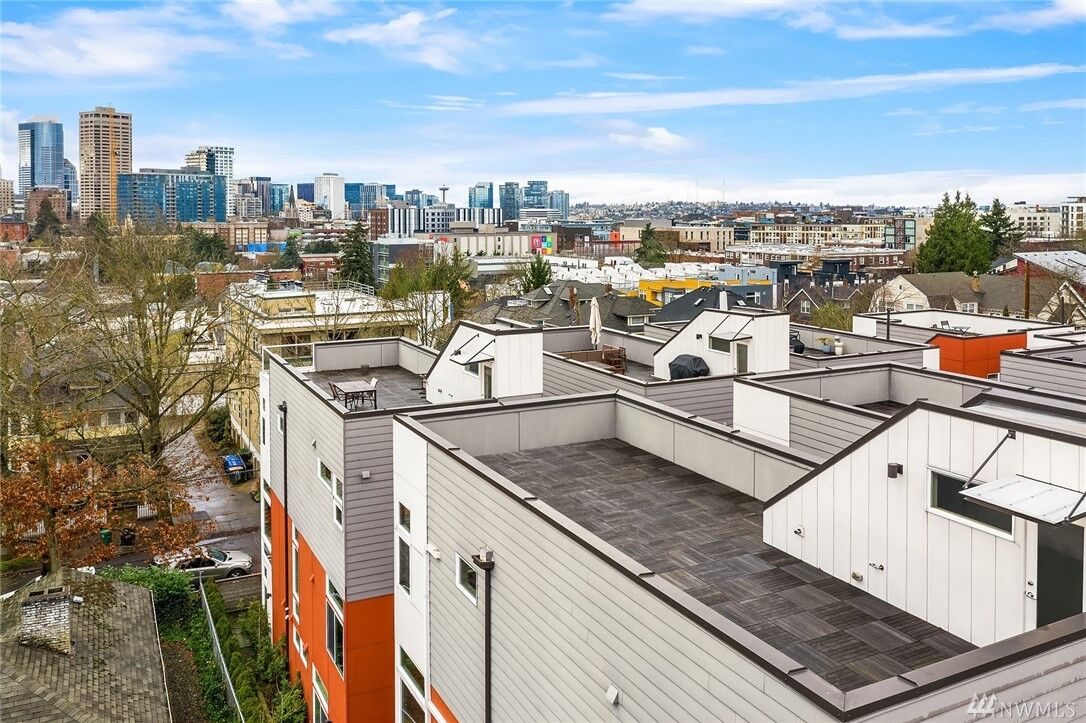 Property Photo:  918 B 15th Ave  WA 98122 