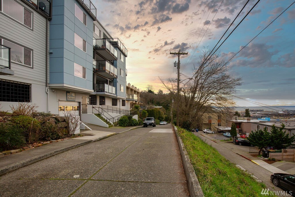 Property Photo:  2040 13th Ave W 21  WA 98119 