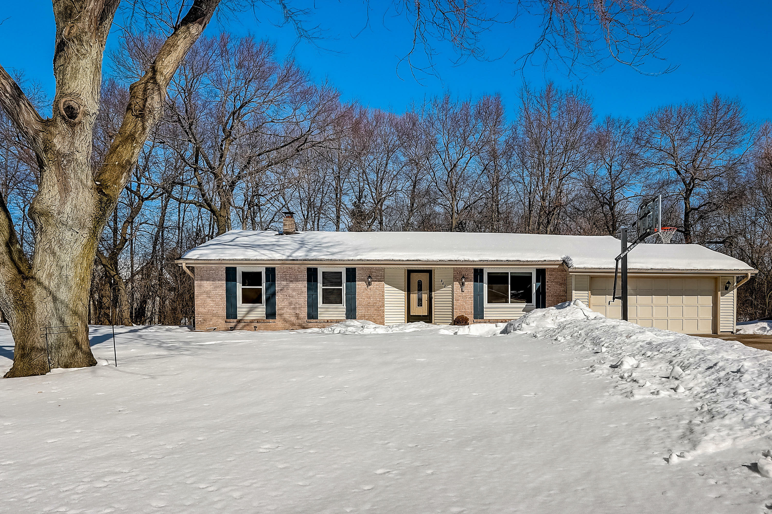 Property Photo:  842 Buckingham Cir  WI 53029 