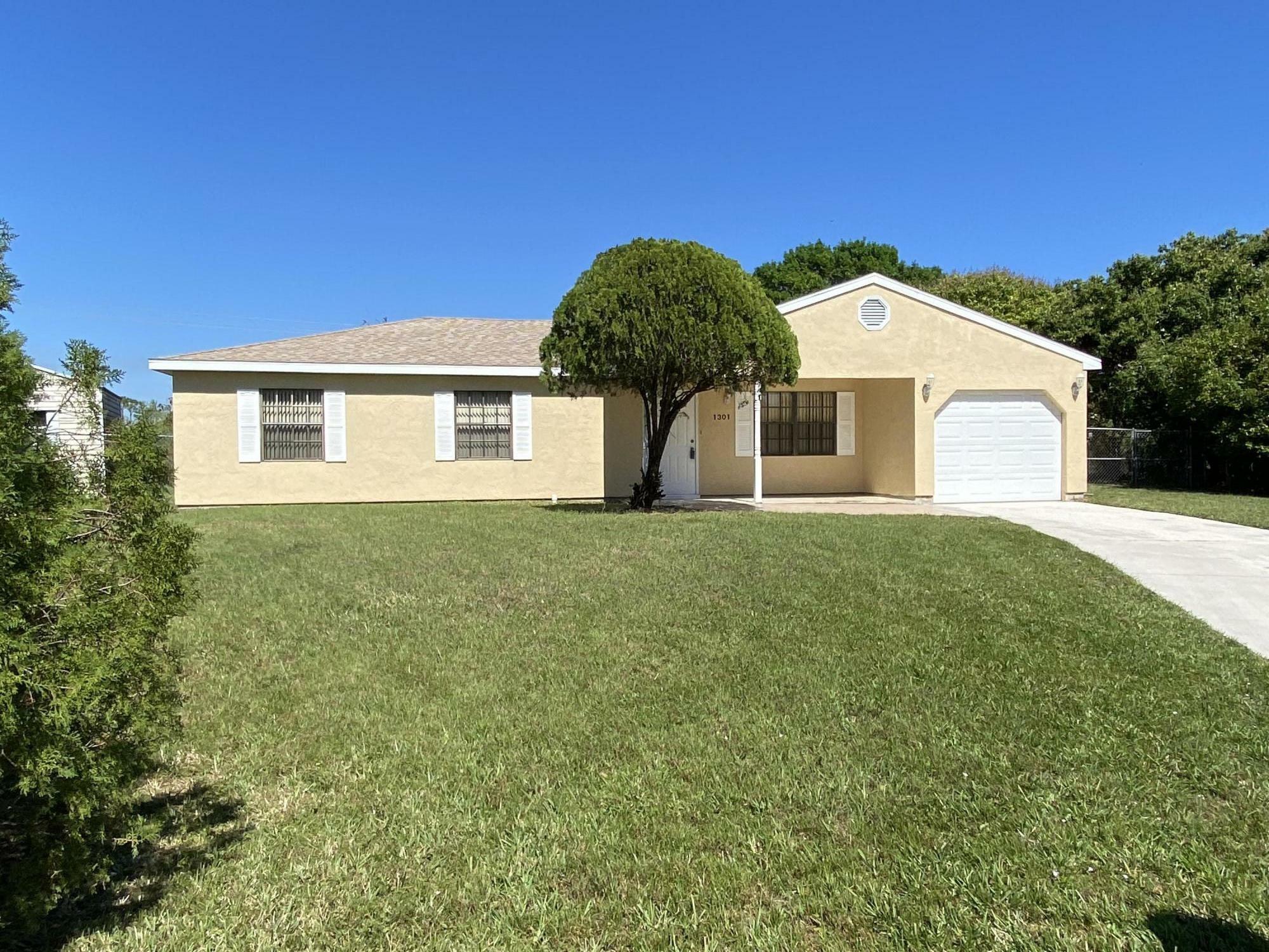 Property Photo:  1301 SE Starklake Court  FL 34952 