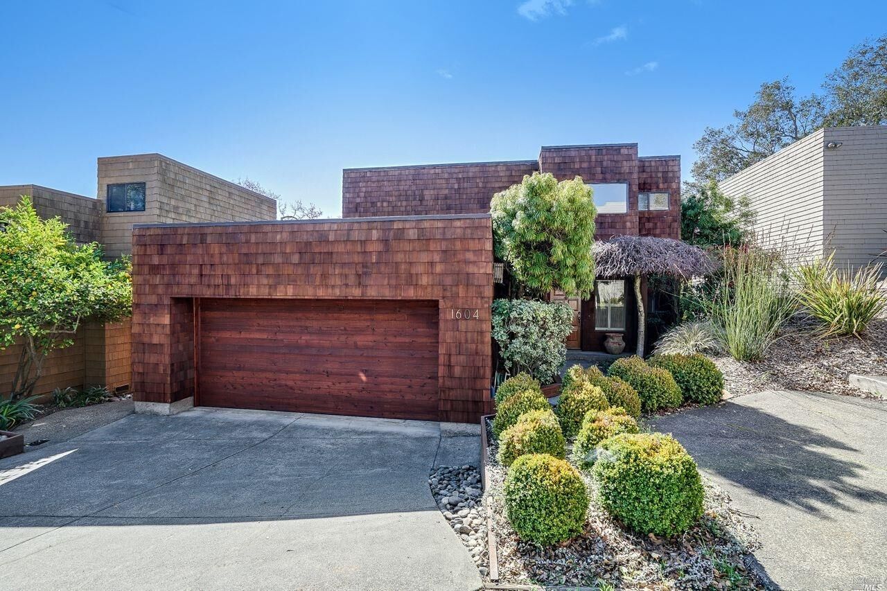 Property Photo:  1604 Deer Run  CA 95405 