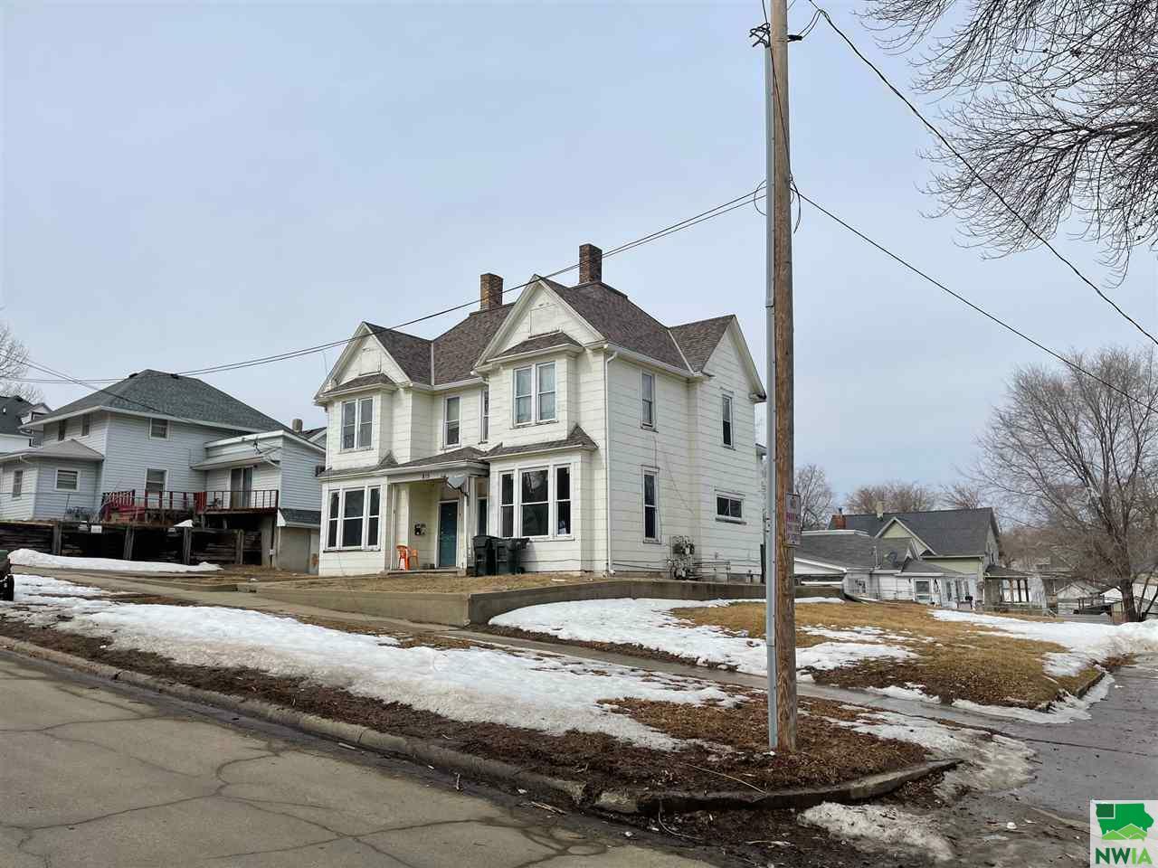 Property Photo:  813 12th St  IA 51105 