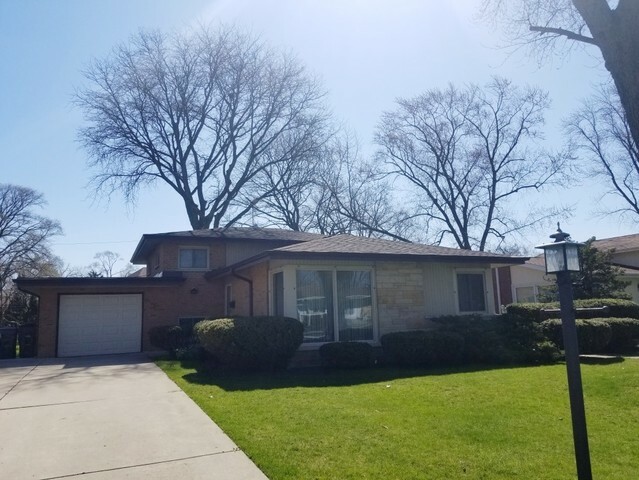 Property Photo: 2320 Greenfield Drive IL 60025
