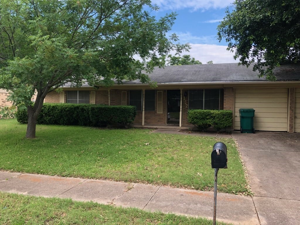 Property Photo:  102 S Joyce Street  TX 76705 