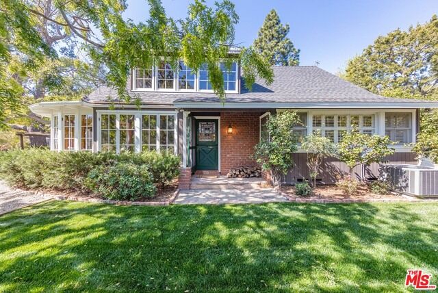 Property Photo:  2533   Zorada Dr  CA 90046 