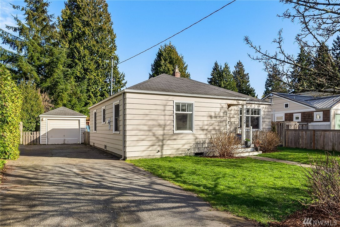 Property Photo:  10724 Phinney Ave N  WA 98133 