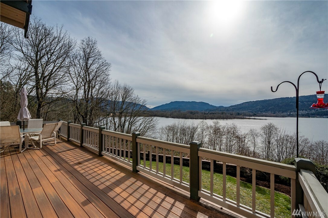 Property Photo: 4206 E Lake Sammamish Pkwy SE WA 98075