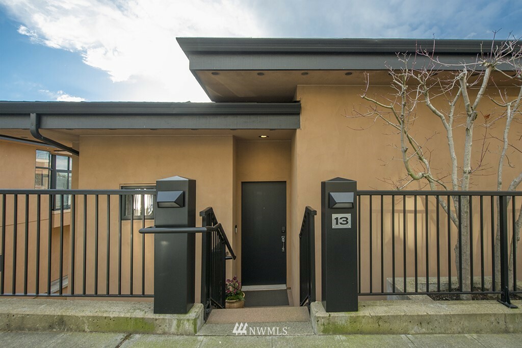Property Photo: 80 E Roanoke Street 13 WA 98102