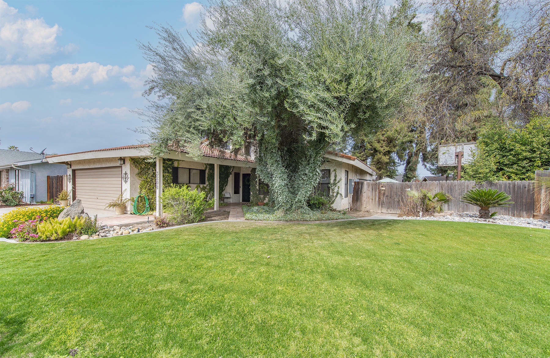 Property Photo:  3208 W Pryor Avenue  CA 93277 