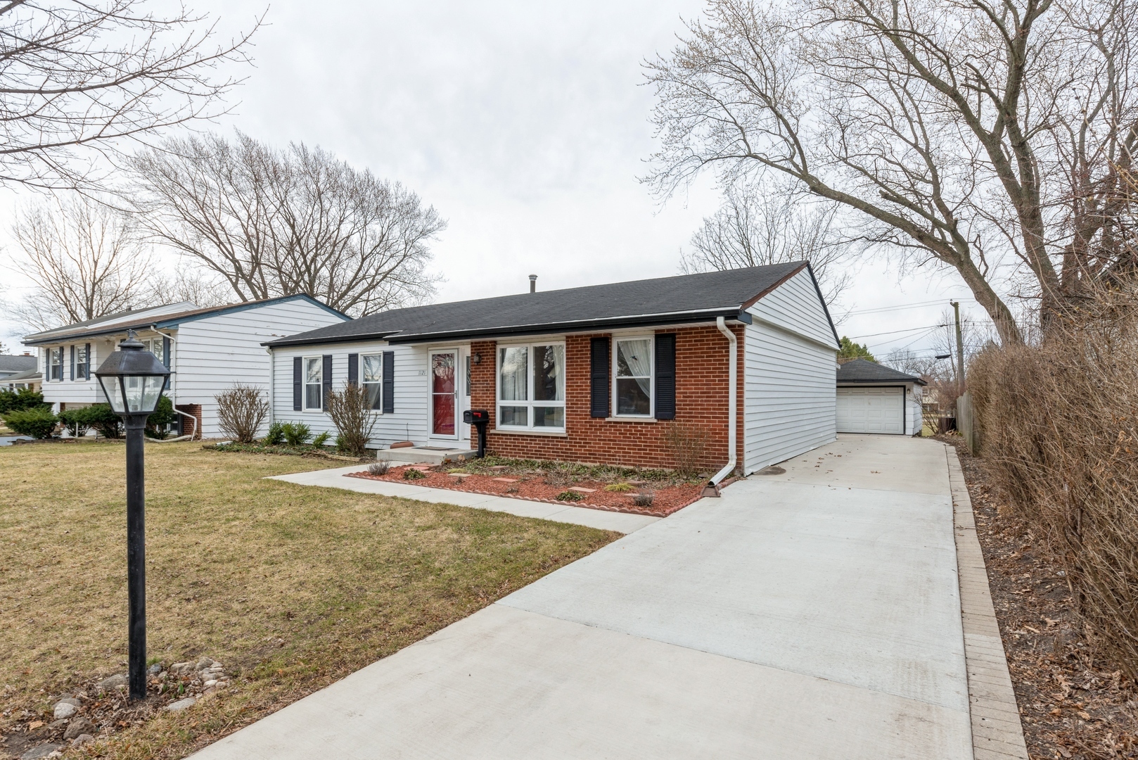 Property Photo:  1121 Palm Drive  IL 60090 