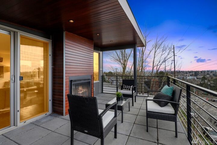 Property Photo:  501 NE 79th St  WA 98115 