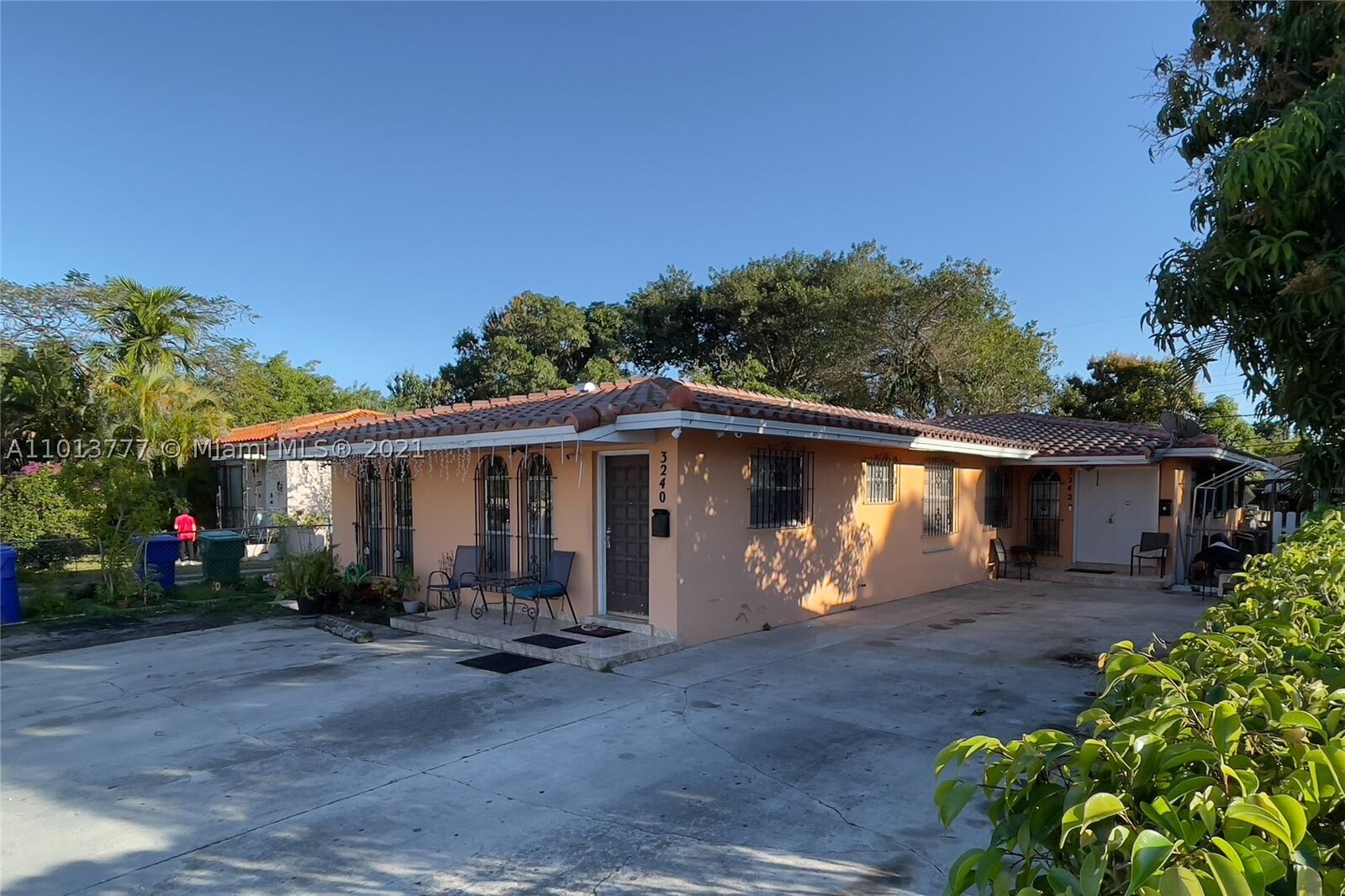 Property Photo:  