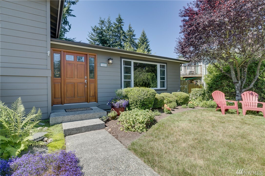 Property Photo:  9209 NE 139th St  WA 98034 