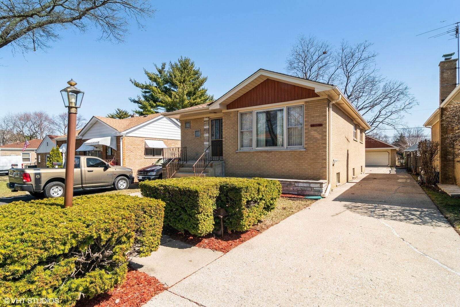 Property Photo:  1525 N Lee Boulevard  IL 60163