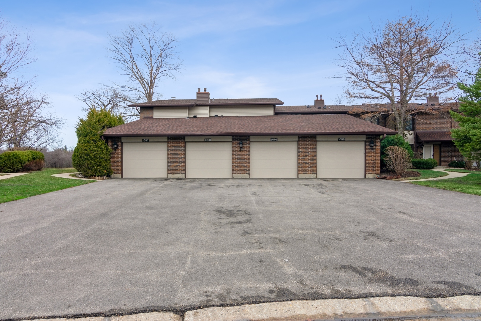 Property Photo: 1091 Deerfield Place IL 60035