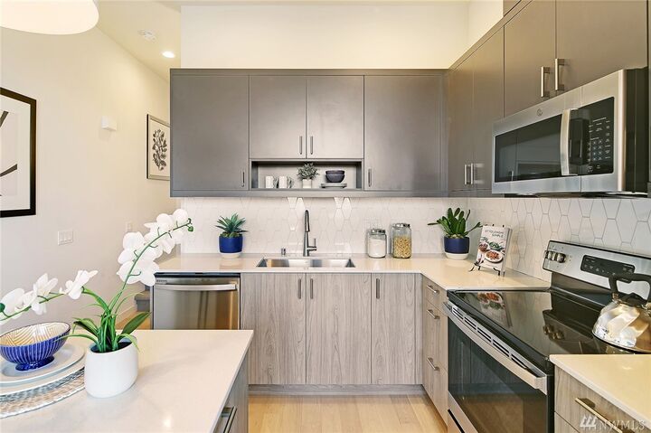 Property Photo: 3088 SW Avalon Wy G WA 98126