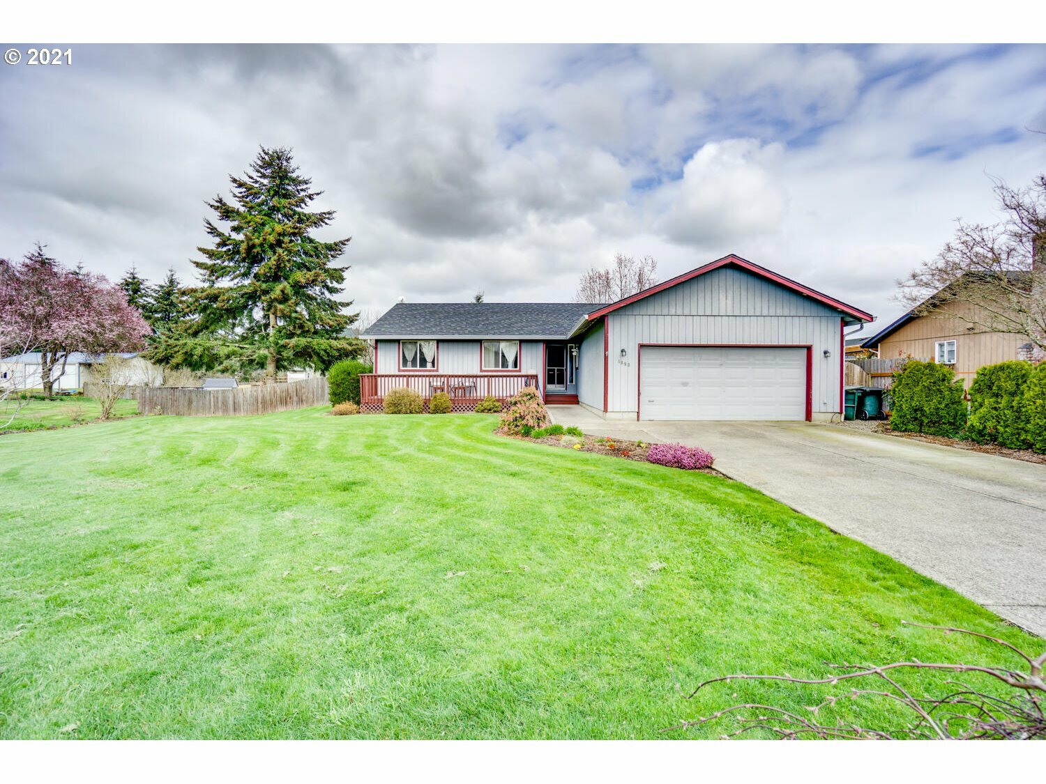 Property Photo: 1853 Hawthorne Ct WA 98674