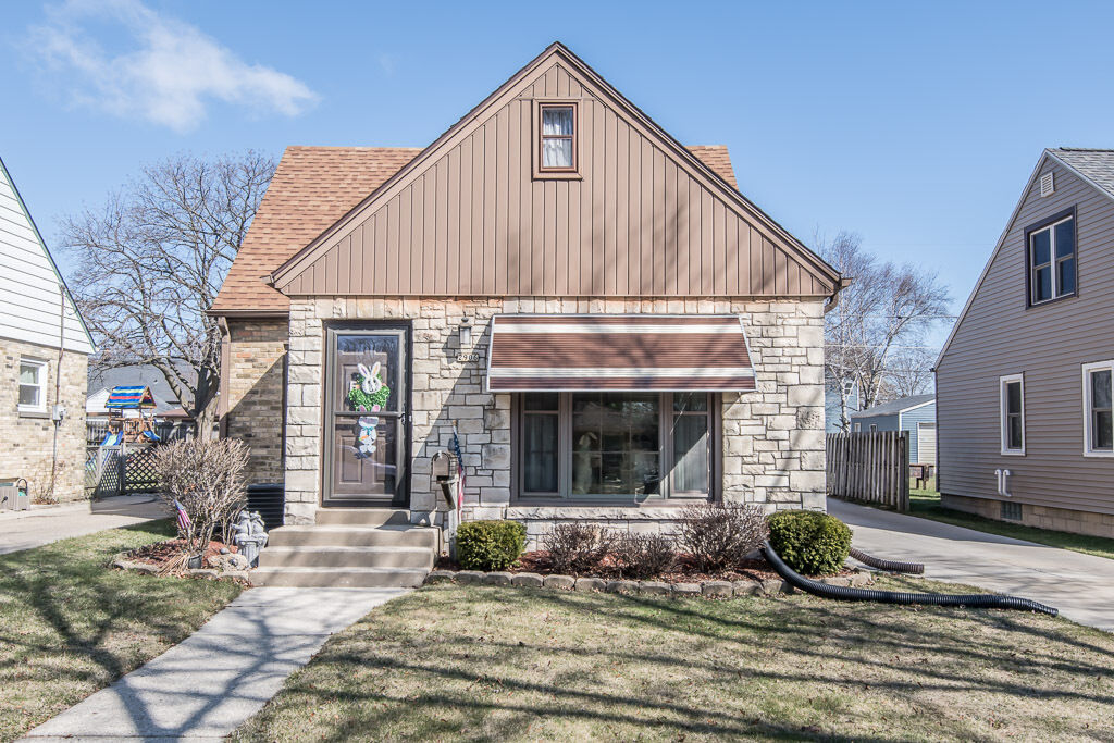 Property Photo:  2906 E Allerton Ave  WI 53235 