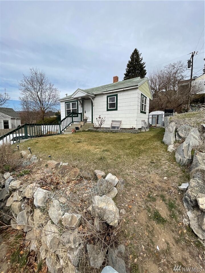 Property Photo: 315 E Bartlett WA 98841