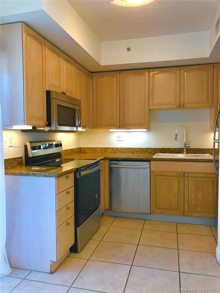 Property Photo: 300 Euclid Ave 104 FL 33139